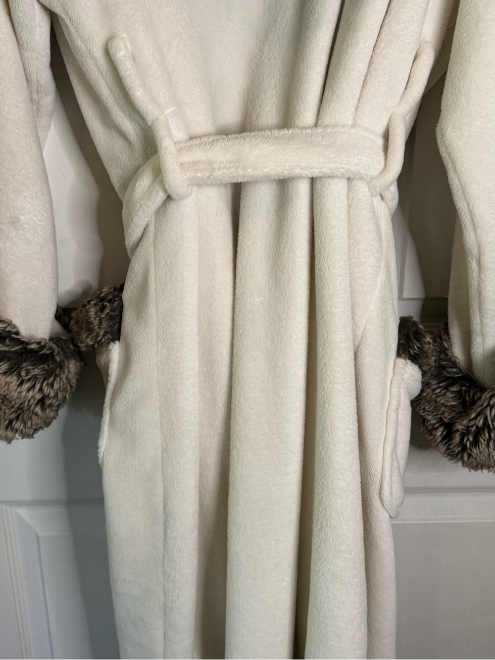 Pottery Barn Cream Robe with Gray Faux-Fur Trim - Picture 14 of 15